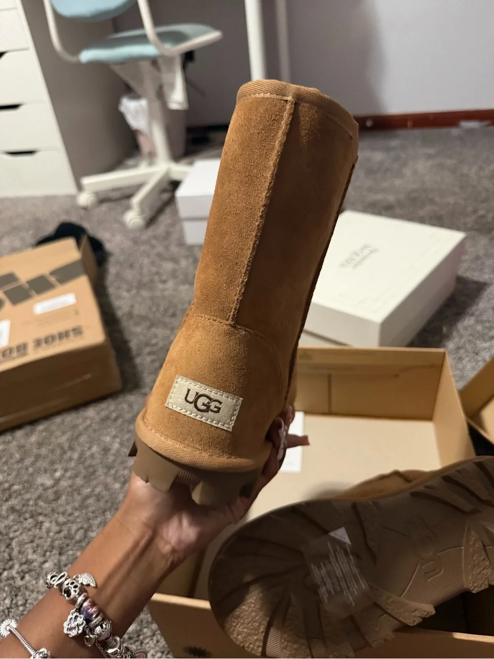 NWT UGG CHESTNUT WOMEN SIZE 7